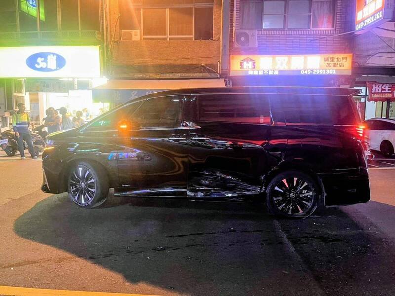 南投埔里发生轿车连撞4汽、机车肇逃案，造成1名驾驶受伤，其中还波及1辆俗称「运兵车」的高级商旅车。（埔里警方提供）