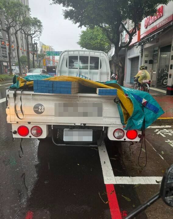 货车挡住了机车待转区。（撷取自网路）