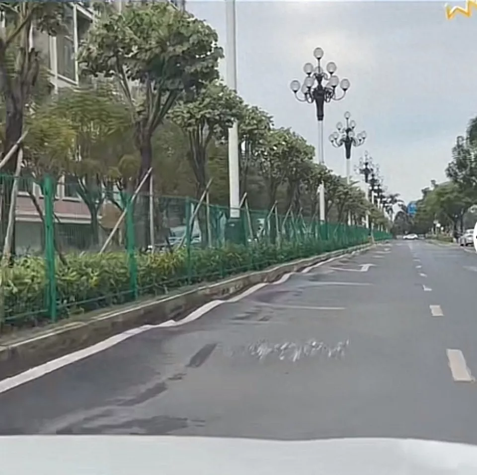 “波浪路”频频刮底盘，网友发视频盼早维修