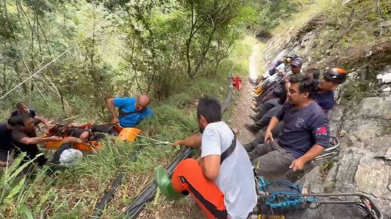 玉山八通关有高山协作因背负装备捆扎过高，导致撞到山壁坠落50公尺深谷，经以绳索拉上步道，已紧急送医治疗。（南投县消防局提供）