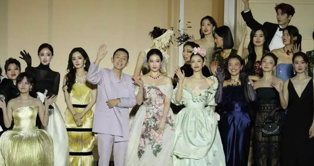 钟楚曦合影风波升级!站C位评论区沦陷