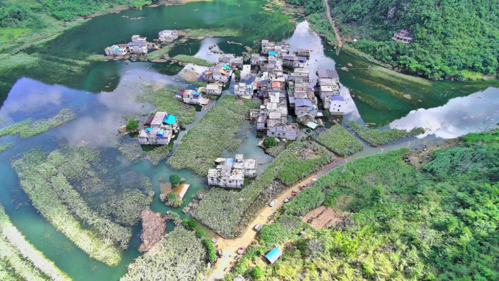 百色“锅底”村庄水患:被浸泡逾半月的家园和生计