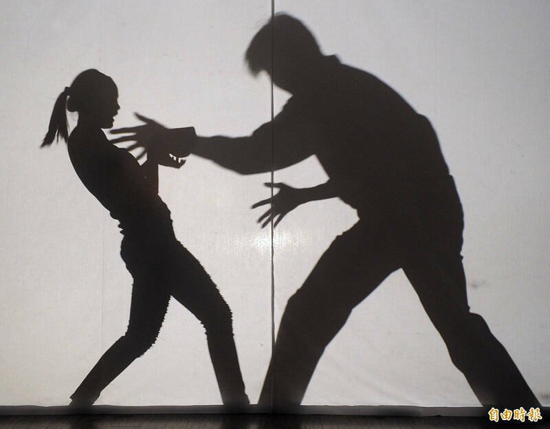 嘉义县男子性侵儿子未成年女友，遭判刑4年6月。（示意图）