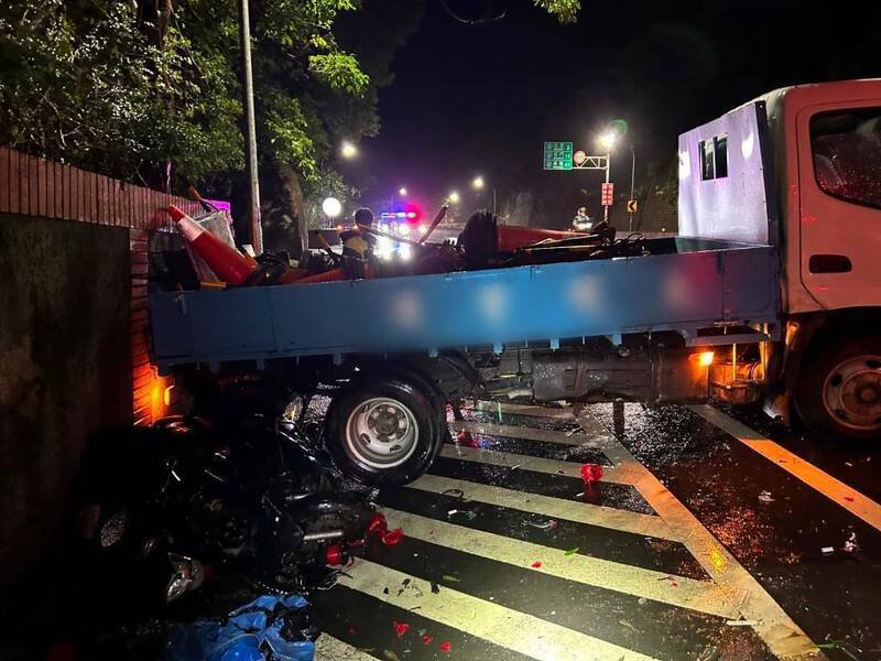 三吨半货车失控逆向撞机车。（记者徐圣伦翻摄）
