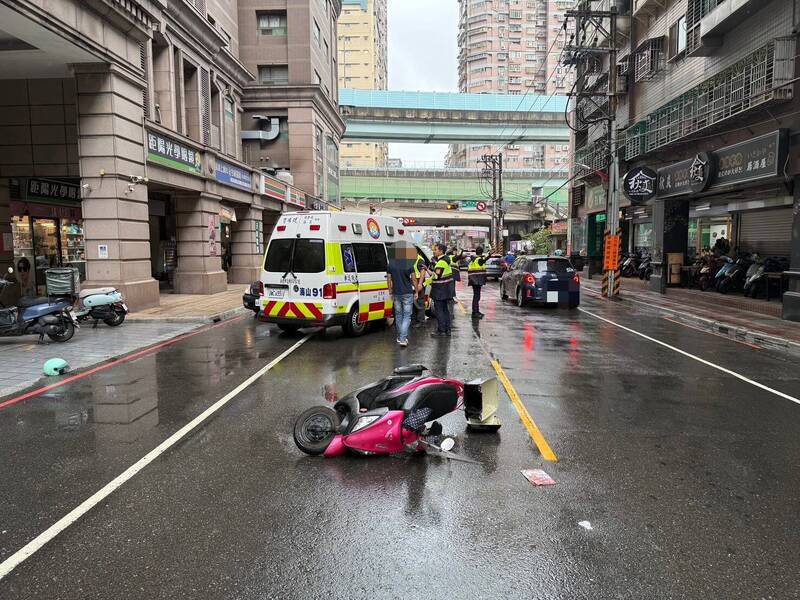 倒楣女骑士被纱窗砸中送医。（记者徐圣伦翻摄）