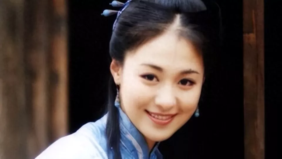 与聂远同居6年被抛弃,她嫁给外交官被宠成宝