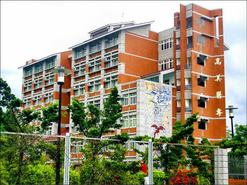 网红「未来男友Liann」闯已废校的高美医专探险，惊见男尸。（资料照）