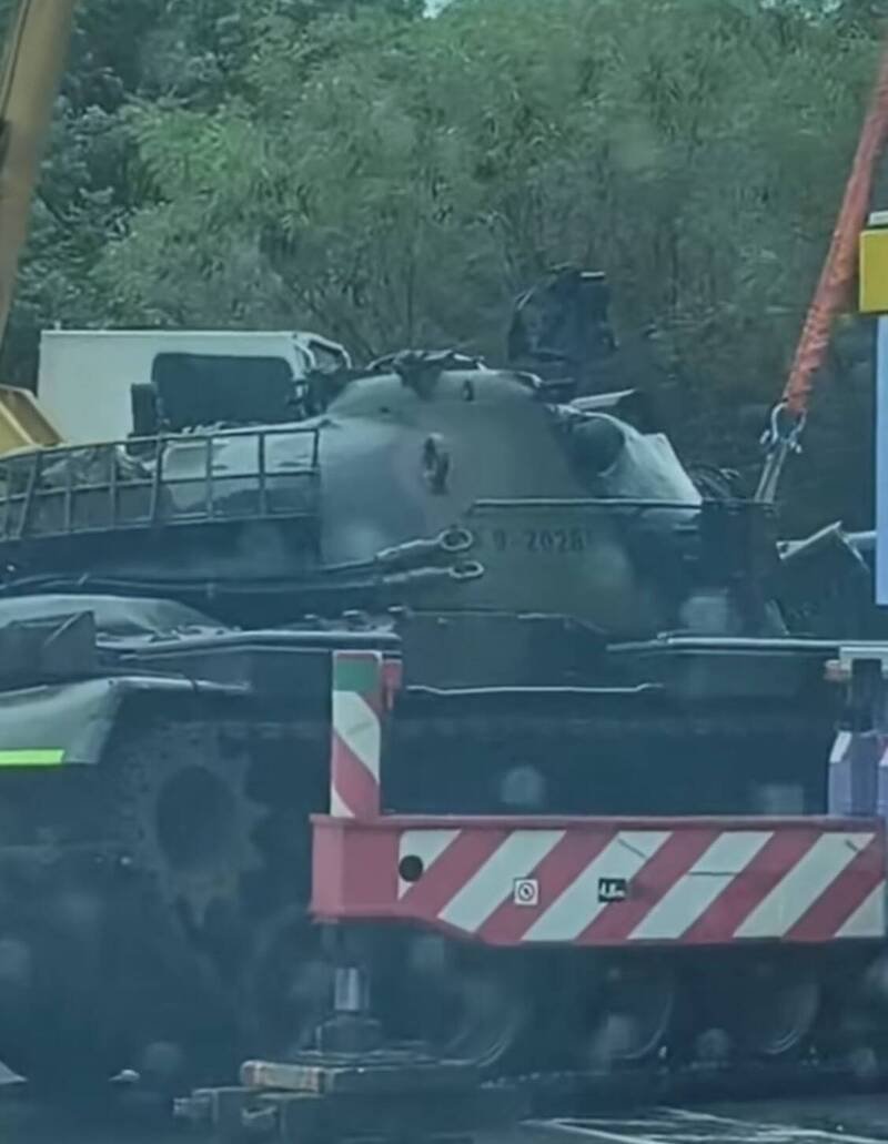 CM11战车履带断裂，横躺在竹北新丰交界处的省道旁。（民众吴先生提供）