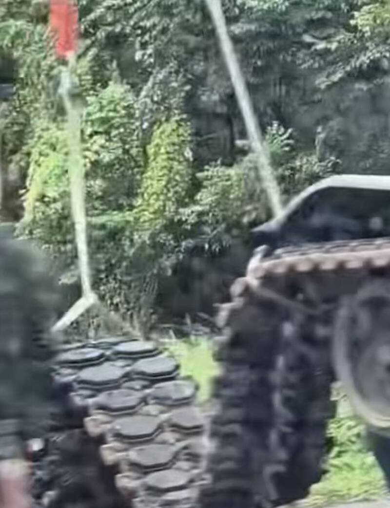 履带断裂倒的CM11战车。（民众吴先生提供）