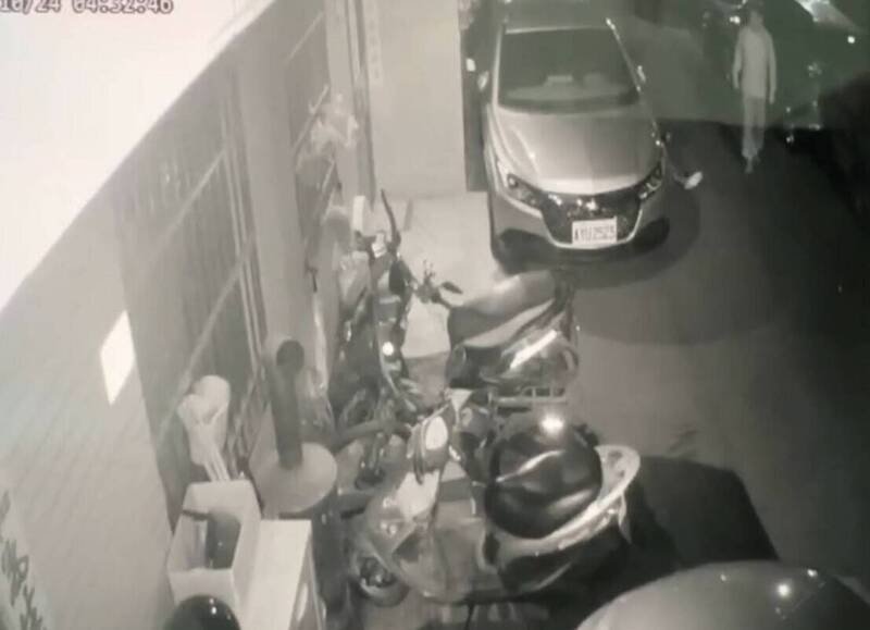 黎姓移工倒在邻居车旁，被人发现报警。（民众提供）