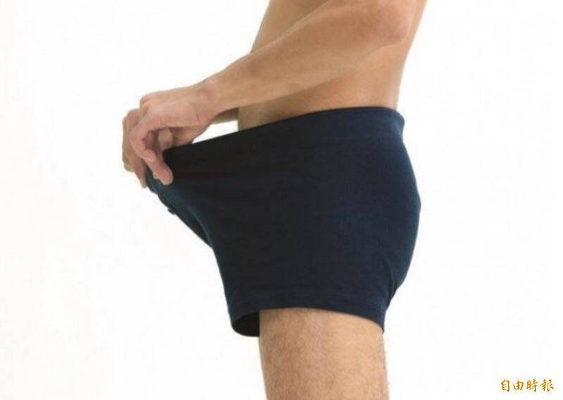 黄姓男子已多次露鸟意图给女学生看。（示意图）