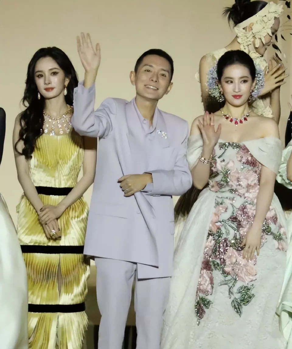 流量至上、拜高踩低,都在这张大合照上体现得淋漓尽致