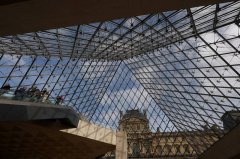 罗浮宫窃案最新影像!2黑衣男得手 从容搭「升降梯」改骑机车离去