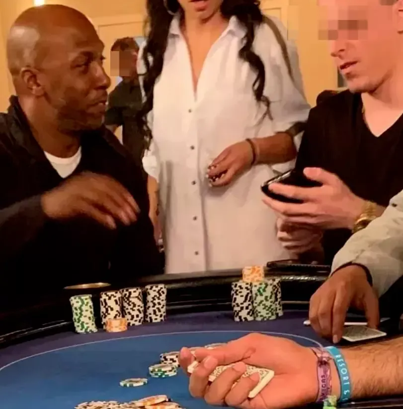 ▲比卢普斯（左）作为“门面”参与非法扑克游戏