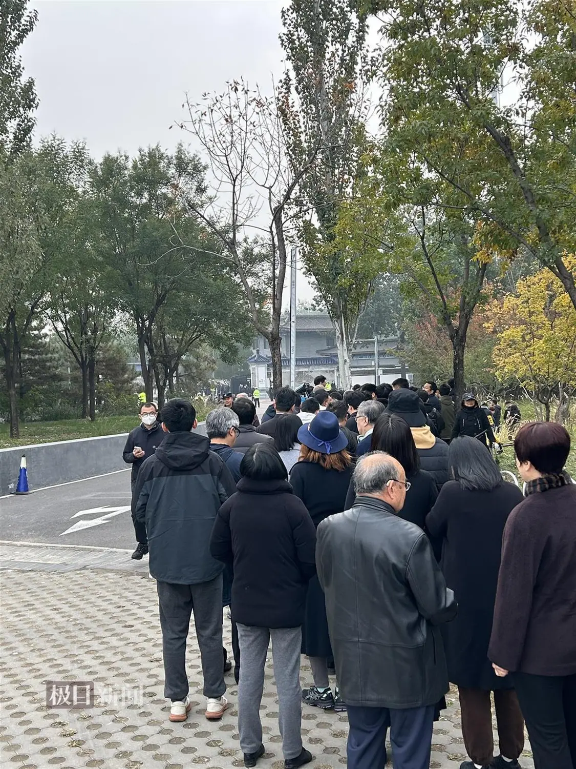 杨振宁遗体告别仪式在京举行，现场排起数十米长队