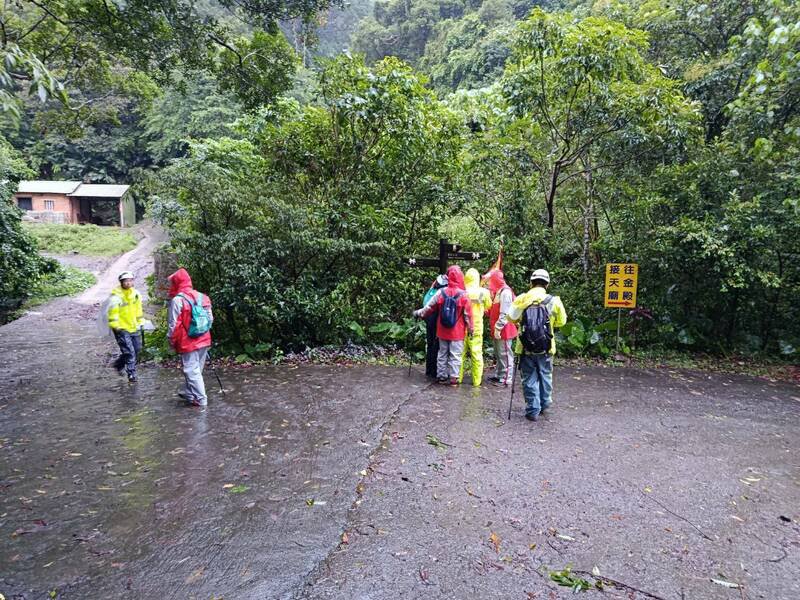 新北三峡杨翁失联，搜救队集结入山搜寻。（宜兰县消防局提供）