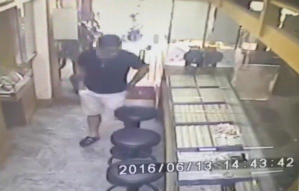 朱男进门看黄金，实则已打定诈欺。（记者吴政峰翻摄）
