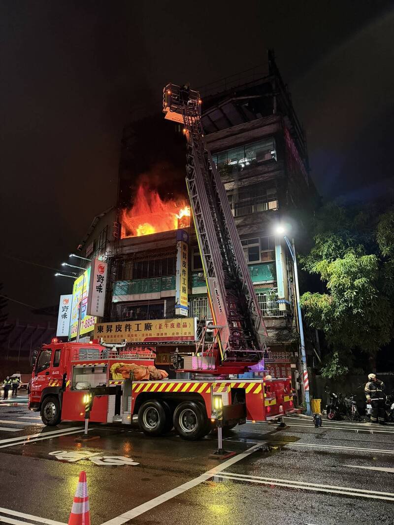 龟山民宅火灾，警方动员警力协助交管。（警方提供）