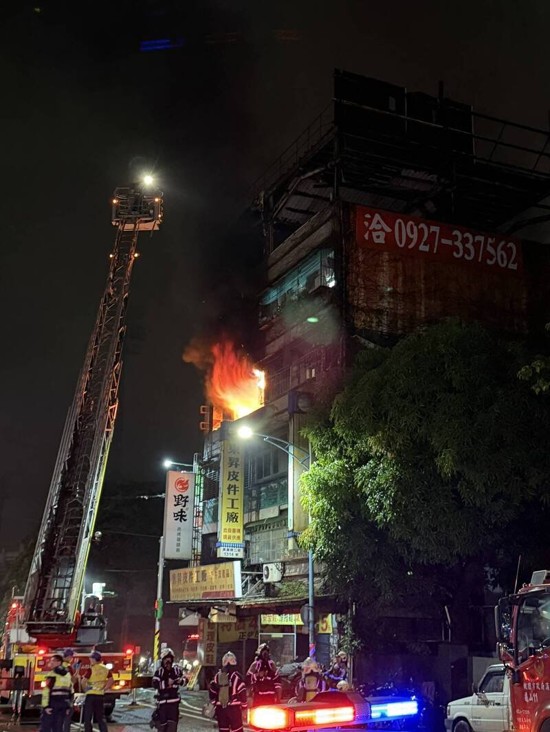 龟山民宅火灾，警方动员警力协助交管。（警方提供）