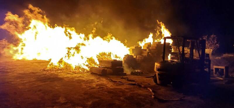 养护中心旁堆置木栈板工地，深夜恶火延烧近4小时。（澎湖县消防局提供）