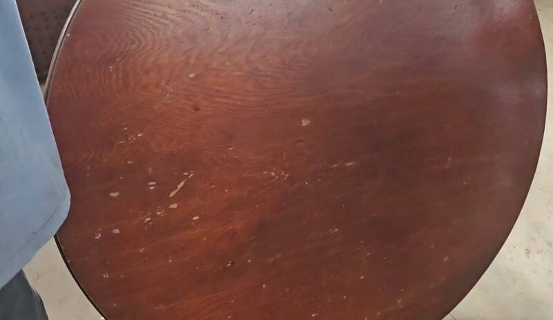 苗栗市传出歹徒剪断铁皮仓库破门而入大搬家，偷走桧木圆桌、洋酒，价值100多万元。图为被偷窃的类似桧木桌面。（民众提供）