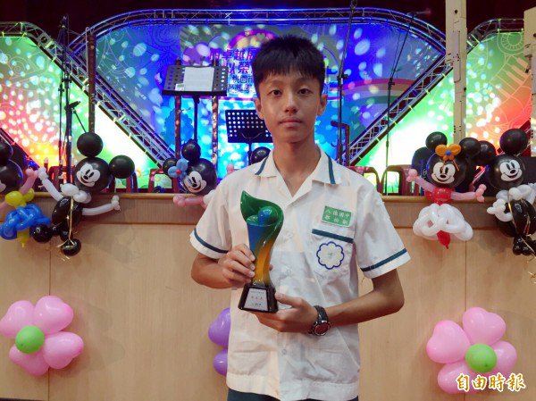 桃园市「市长奖」得主揭晓，「都教授」都柏叡也来领奖。（记者李容萍摄）
