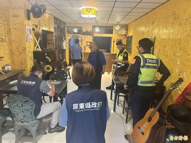 县府派稽查组前往现场，确认该民宿违法。（记者蔡宗宪摄）