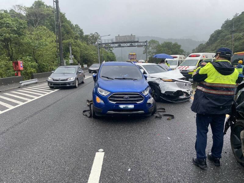 国道5号北向8公里发生3车连撞事故。（记者徐圣伦翻摄）