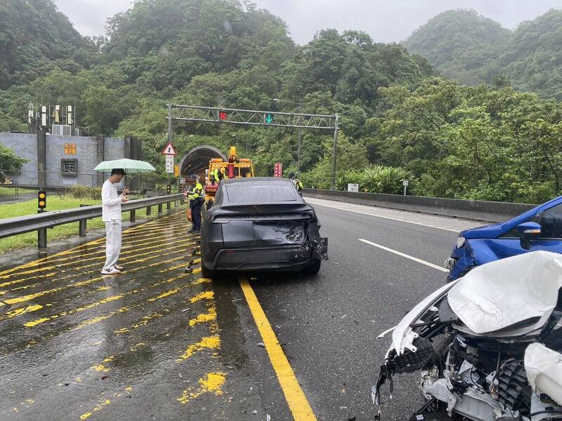 国道5号北向8公里发生3车连撞事故。（记者徐圣伦翻摄）