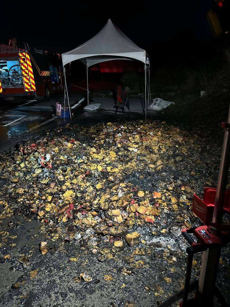 消防人车到场出水迅速扑灭火势，未造成延烧。（消防提供）