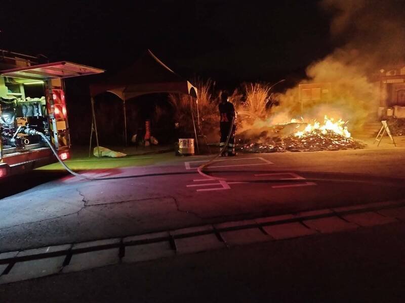 苗栗县消防局苑里分队晚间8点43分接获报案，苑里镇青埔公墓有大量金纸燃烧，出动水箱车灌救。（消防提供）