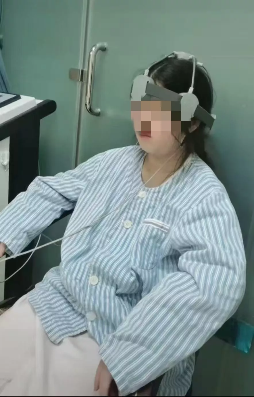 女孩被篮球砸中头部后确诊癔症,母亲借网贷为其治病