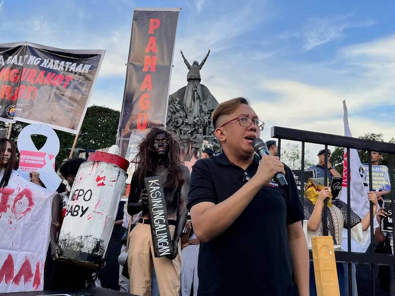菲律宾学生与青年涌上奎松市乙沙大道，在「人民力量革命」纪念碑前扮鬼示威。（撷取自Akbayan Partylist脸书）