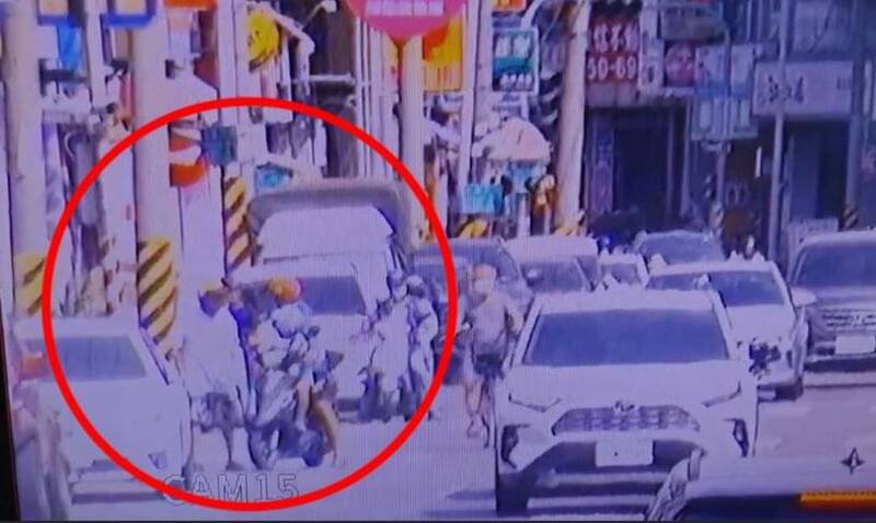 高雄惊传行车纠纷疑亮刀。（读者提供）