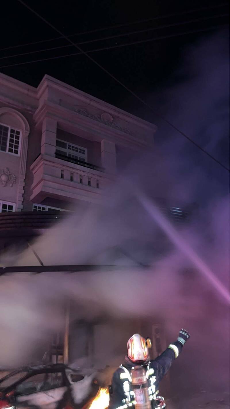 台中市沙鹿区1栋民宅发生火灾，消防人员前往抢救。（图由民众提供）