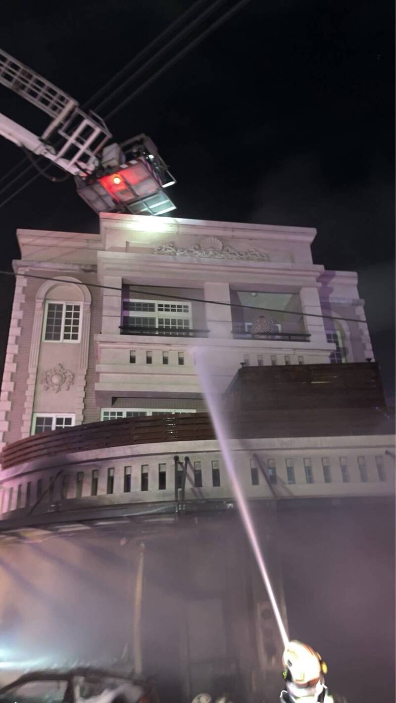 台中市沙鹿区1栋民宅发生火灾，消防局出动云梯车救出受困民众。（图由民众提供）