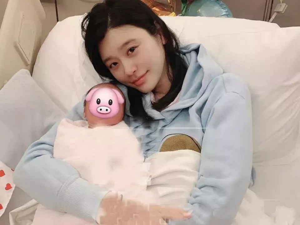 奚梦瑶晒图给儿子庆生，5岁何广燊脸型方正帅气