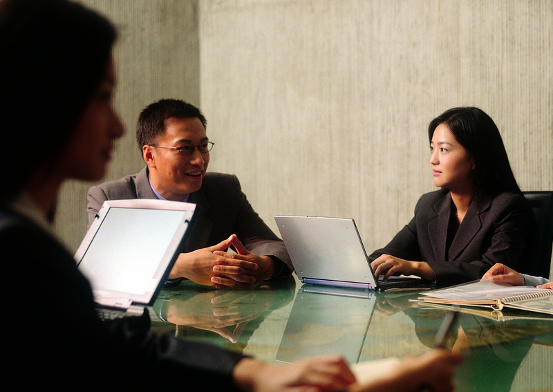 日本男子称呼女同事「酱」构成性骚扰，判赔22万日圆；职场示意图。（情境照）