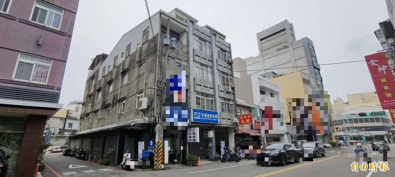丰原五口命案引起地方议论，军用品店招牌已拆除。（记者张轩哲摄）