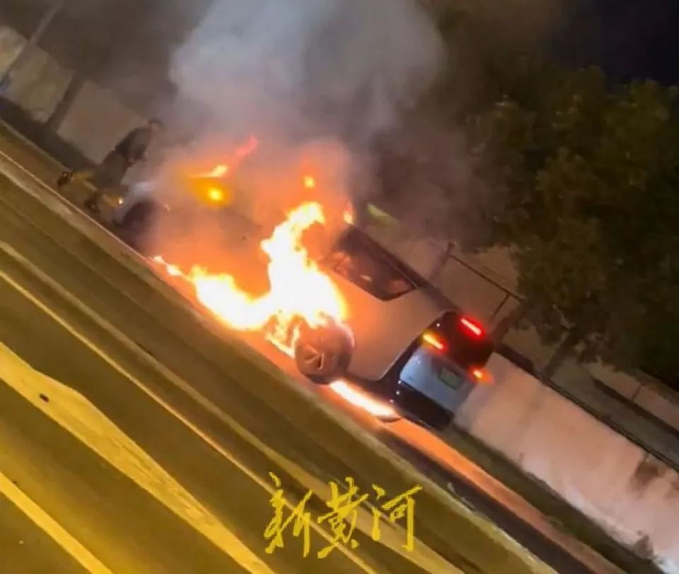 上海一理想Mega行驶中无碰撞起火,车辆被烧成空架