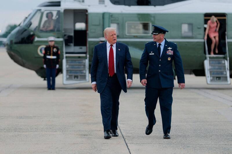 美国总统川普28日将和日本新任首相高市早苗一起搭乘海军陆战队一号，这是相当罕见的情况。图为川普与海军陆战队一号。（美联社）