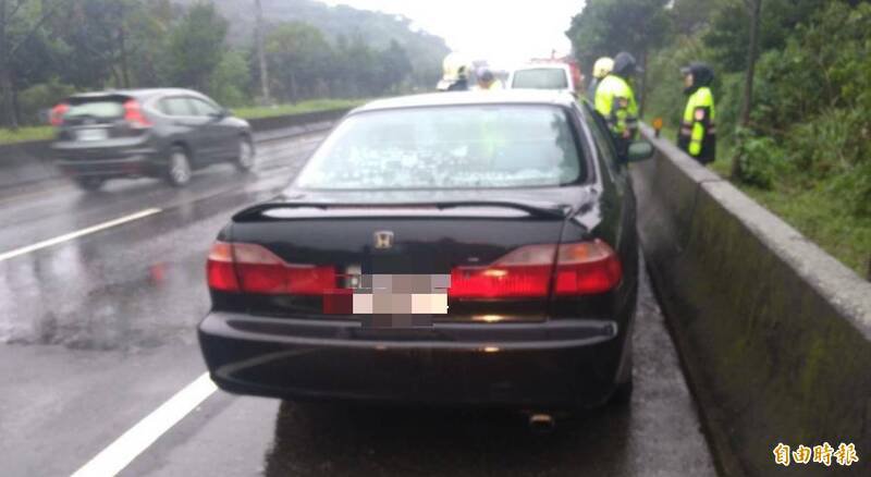 杨员将车停在万瑞快速道路上，人却消失在边坡下方。（资料照）