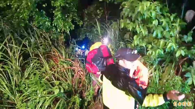 搜救人员进行第二波搜救时，竟在100公尺外的边坡发现全身赤裸的杨员。（资料照）