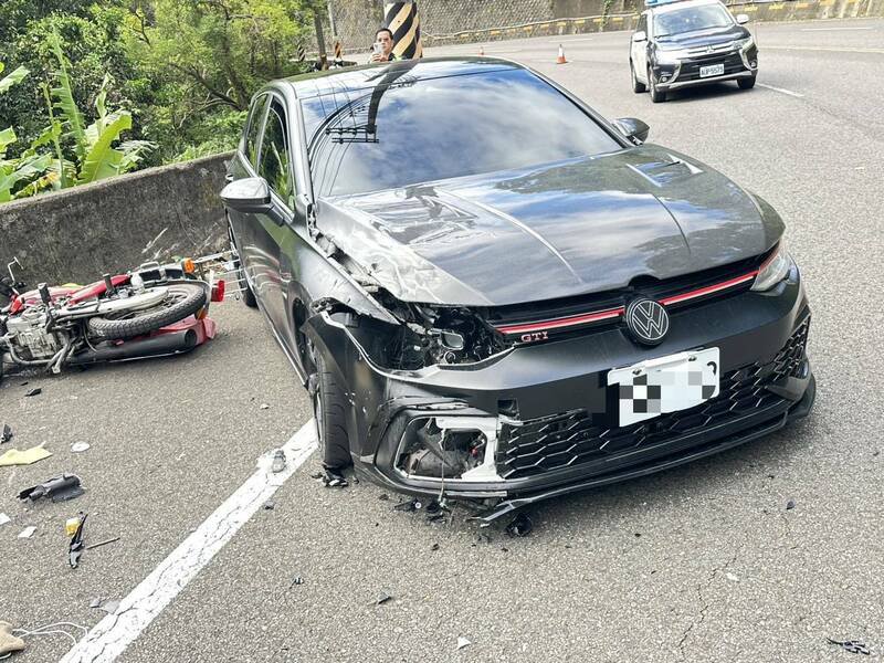 台3线汽、机车相撞，机车骑士伤势严重送医。（民众提供）