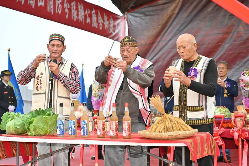 南山消防分队办公厅舍新建工程动土典礼，邀请泰雅族耆老到场祈福。（图由宜兰县府提供）