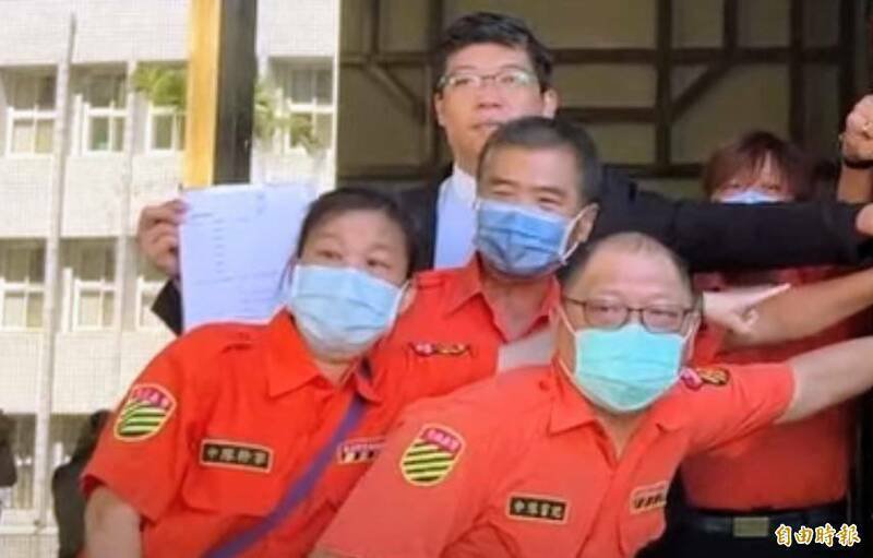 台北市交通义勇警察大队万华中队李姓女干事（图左）与宋姓男书记（图右二，戴眼镜者）等人涉嫌浮报协勤费、暗杠公积金，金额初估约300多万元；图为今年8月25日，万华中队李姓干事等人赴北检召开记者会画面。（资料照）