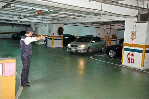 保全若在社区范围内指挥交通并不违法，但若站在道路上就属非法。（资料照，照片中人物与新闻无关）