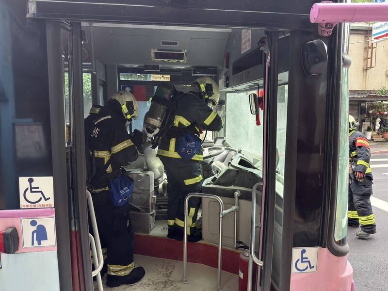 消防局获报派员赶抵时，火势已由司机及乘客持灭火器扑灭，所幸无人伤亡。（记者陆运锋翻摄）