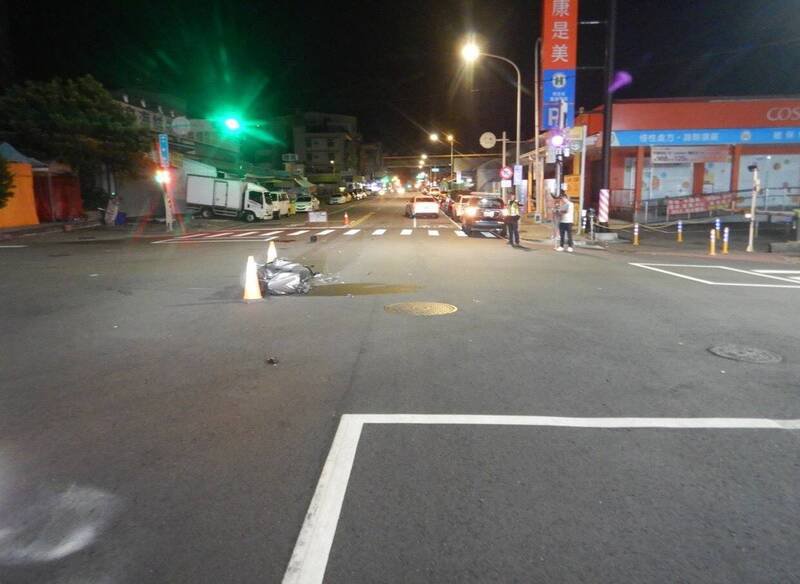 台中市36岁蔡姓驾驶今天凌晨涉嫌东区十甲路与十甲东路口闯红灯，撞飞邱姓机车骑士致命；图为发生死亡车祸路口。（民众提供）
