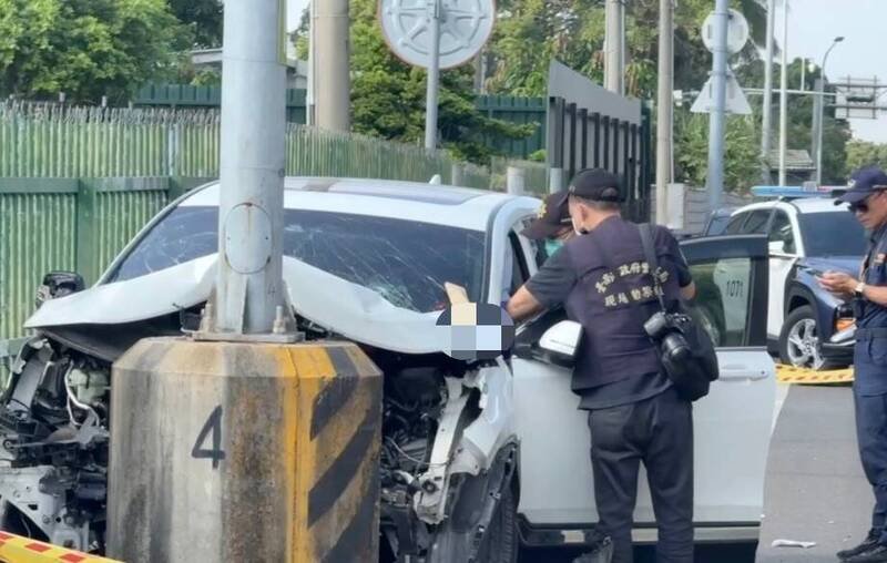 休旅车自撞电线杆护栏，警方到场处理。（民众提供）